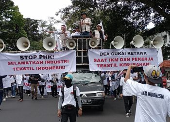 pekerja tekstil unjuk rasa