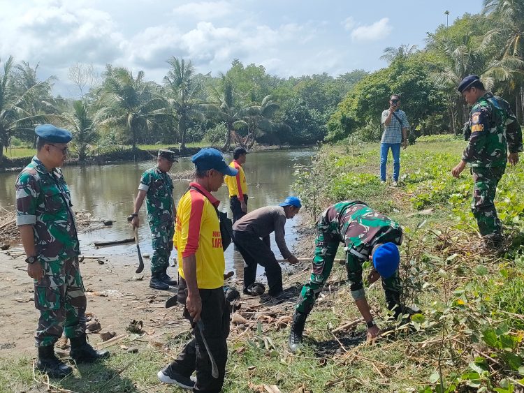 penanaman mangrove oleh Personel Lanud Husein Sastranegara yang bertugas di Pos TNI AU Cikelet Kabupaten Garut bersama dengan Badan Penyelamat Wisata Tirta (Balawista) Garut Selatan. (foto: istimewa)