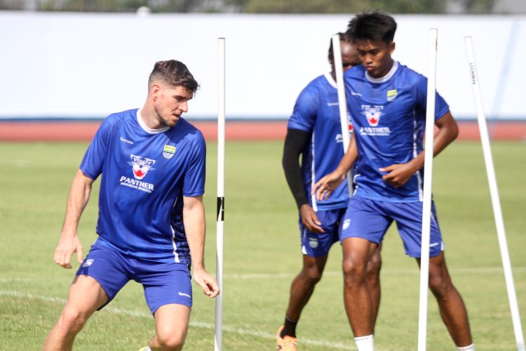 Para pemain Persib Bandung mengikuti menu latihan yang diberikan pelatih saat latihan pagi di SOR Arcamanik, Kota Bandung, Selasa (9/7/2024). (foto: eci/pasjabar)