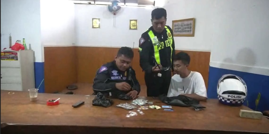 pengendara motor di padalarang