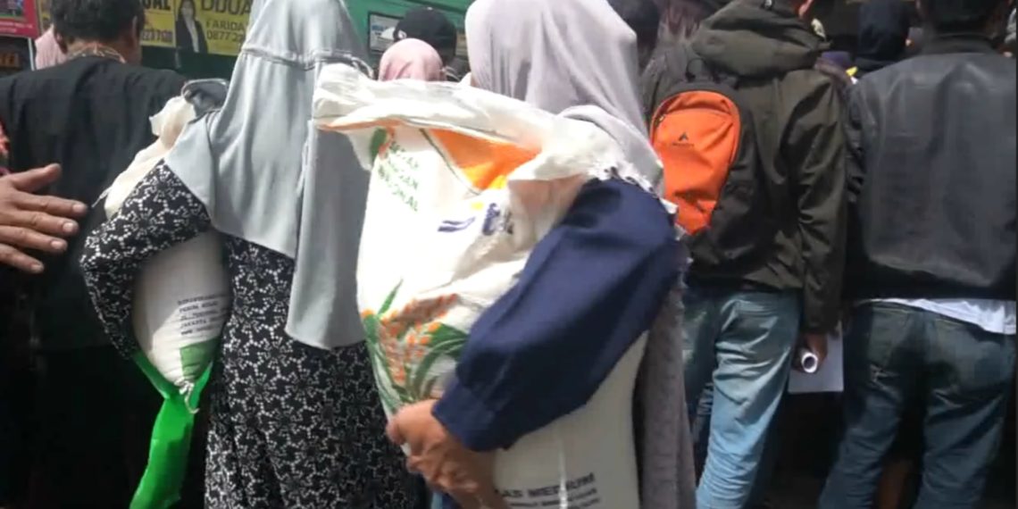 bantuan beras gratis di Leuwigajah
