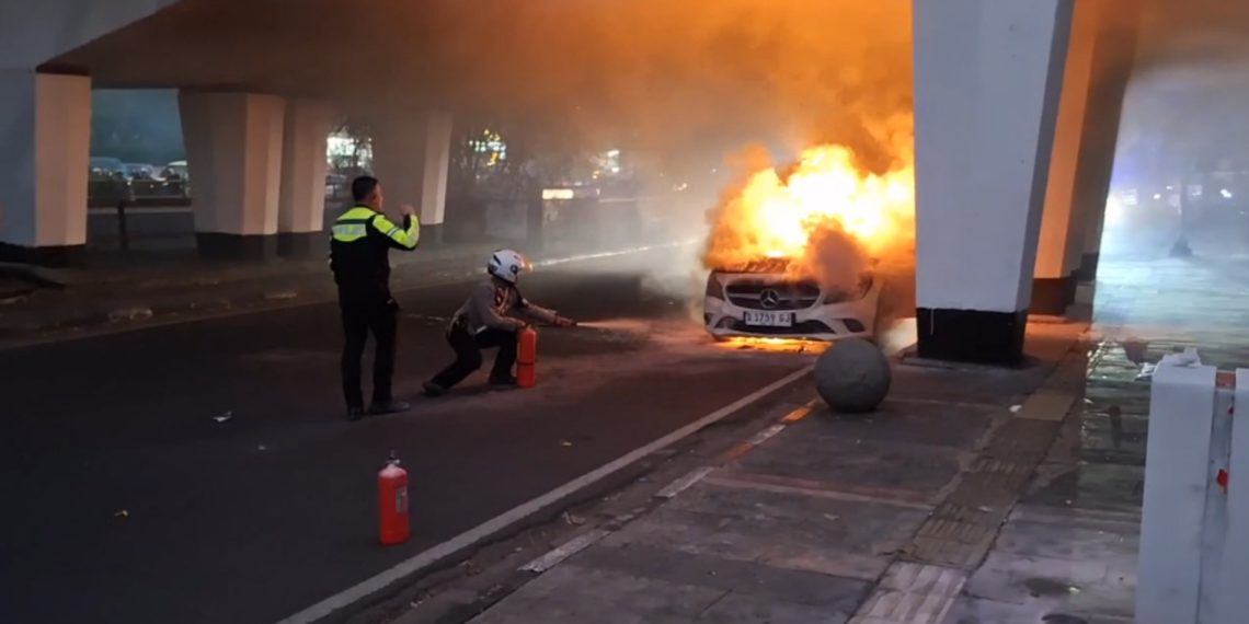 Mobil Mewah Hangus Terbakar Merembet ke Angkot yang sedang Melintas