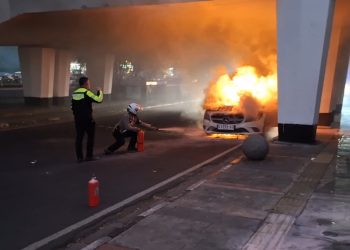 Mobil Mewah Hangus Terbakar Merembet ke Angkot yang sedang Melintas
