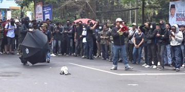 aksi dean gedung dpr jabar