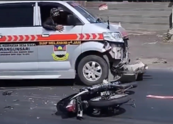 Ambulan Desa Wangunsari Menghantam Sepeda Motor di Jalur Berlawanan