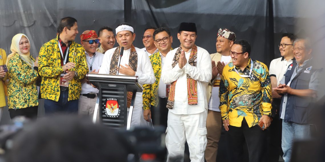 Foto: Pasangan Dedi-Erwan Mendafar di KPU Jabar
