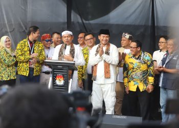 Foto: Pasangan Dedi-Erwan Mendafar di KPU Jabar