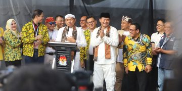 Foto: Pasangan Dedi-Erwan Mendafar di KPU Jabar