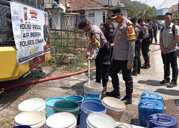 Bantu Warga saat Kekeringan, Polres Cimahi Bagikan 6.500 Liter Air Bersih