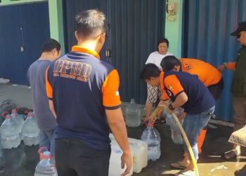 Krisis Air Bersih di Padalarang, Warga Serbu Pembagian Air