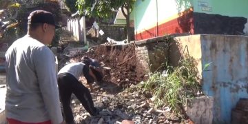 Benteng Sekolah Dasar Sepanjang 30 Meter Roboh Akibat Gempa Sukabumi