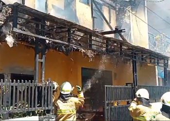 rumah terbakar