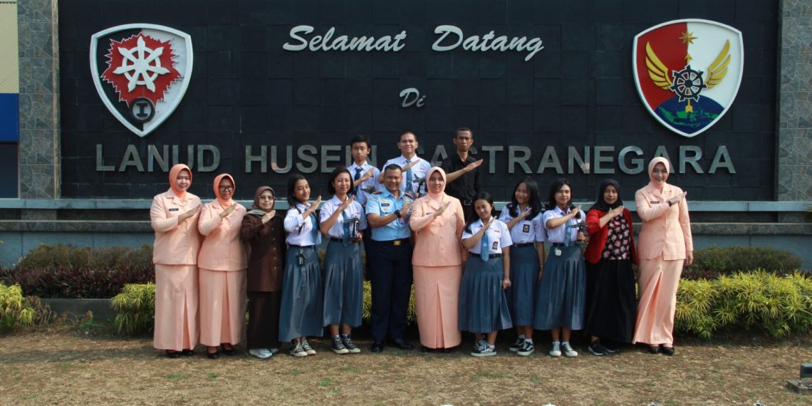 Ukir Prestasi, Siswa Angkasa Terima Apresiasi dari Danlanud Husein Sastranegara
