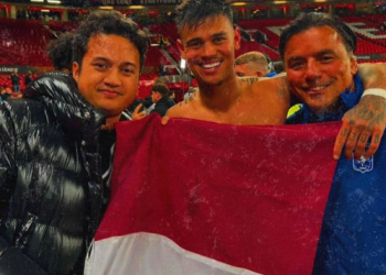 Mees Hilgers Kibarkan Merah Putih di Old Trafford, Pelatih MU: Kok Bisa Lebih Milih Indonesia?