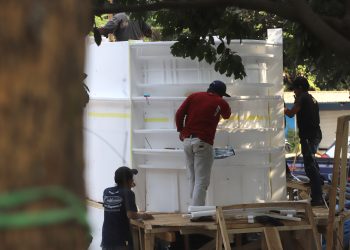 Foto: Pembuatan Mobil Hias Hari Jadi Kota Bandung