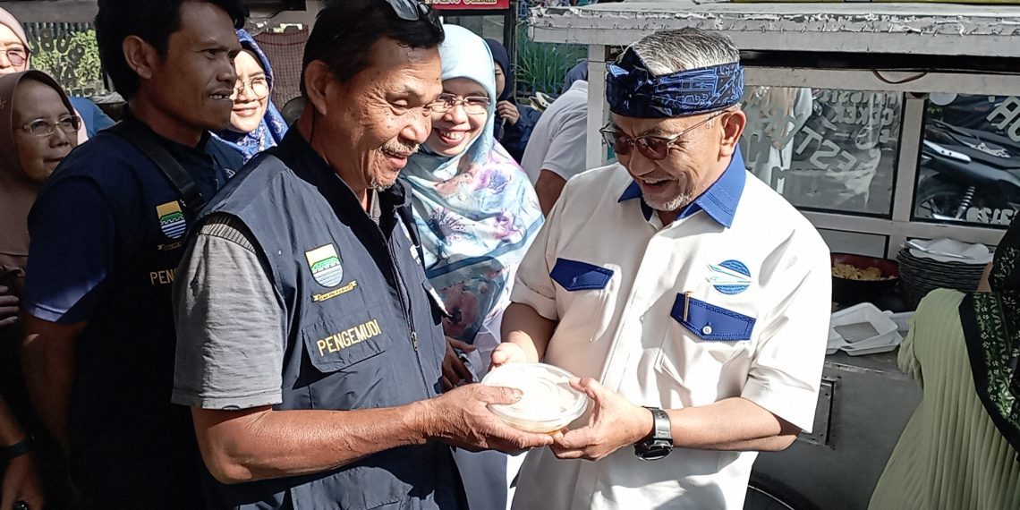 Ahmad Syaikhu Ngabubur Bareng Sopir Angkot