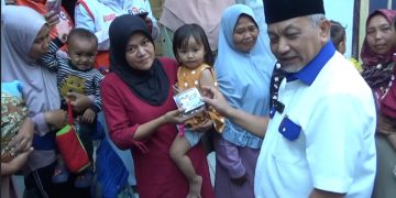 Ahmad Syaikhu Bagikan Telur untuk Cegah Stunting