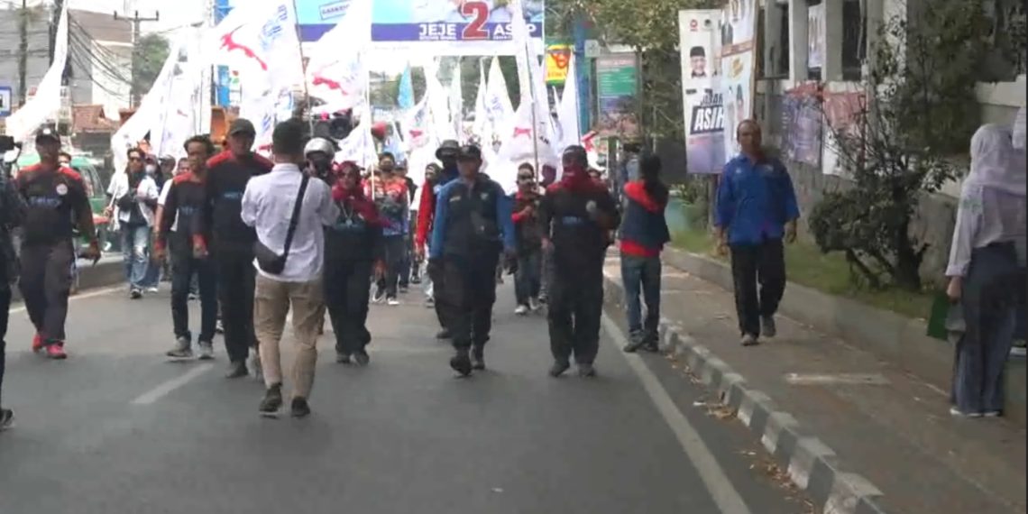 Konvoi Buruh Tuntut Kenaikan UMK