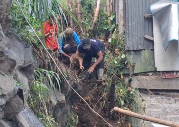 rumah tertimbun longsor