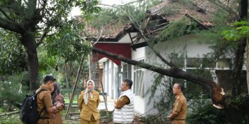 akibat bencana Hujan angin di Cimahi di pantau Sekda Jabar