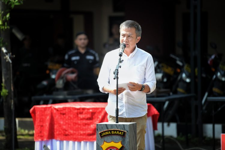 Penjabat Gubernur Jawa Barat Bey Machmudin menghadiri acara Launching Gugus Tugas Polri Mendukung Ketahanan Pangan Serentak Se-Indonesia di Lapangan Sat Samapta Polres Cimahi, Kota Cimahi, Rabu (20/11/2024).