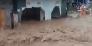 Tanggul Sungai Jebol, Puluhan Rumah Terendam Banjir