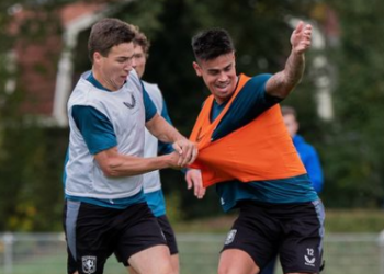 pemain Timnas Indonesia, Mees Hilgers (kanan). (instagram/@fctwente)