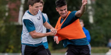 pemain Timnas Indonesia, Mees Hilgers (kanan). (instagram/@fctwente)