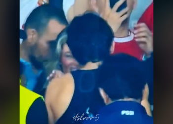 Romantis, Nathan Tjoe-A-On Hampiri Fefe Slinkert di Tengah Para Suporter