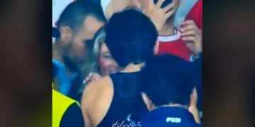 Romantis, Nathan Tjoe-A-On Hampiri Fefe Slinkert di Tengah Para Suporter