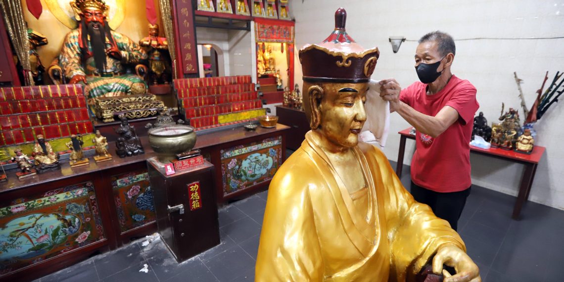 Jelang Imlek, Ratusan Patung Dewa Dibersihkan