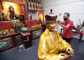 Jelang Imlek, Ratusan Patung Dewa Dibersihkan