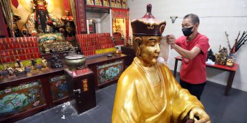 Jelang Imlek, Ratusan Patung Dewa Dibersihkan