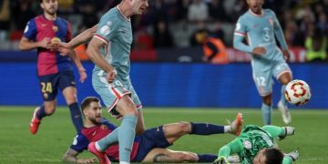 Pertahanan Barcelona Amburadul, Hansi Flick Emosi