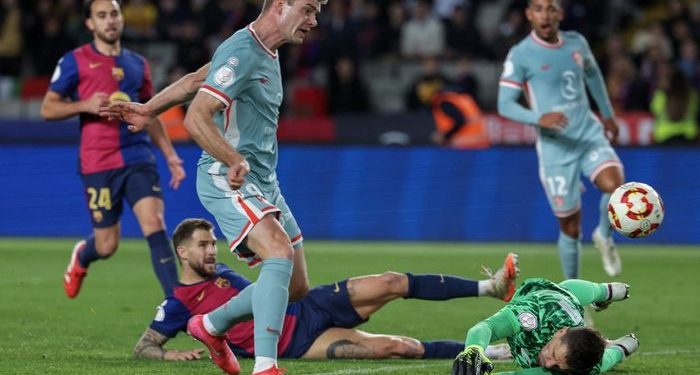 Pertahanan Barcelona Amburadul, Hansi Flick Emosi