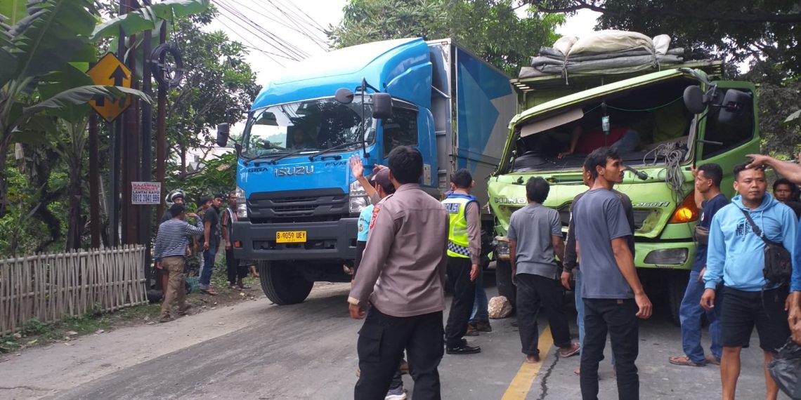 Tabrakan Truk di Jalur Cipatat