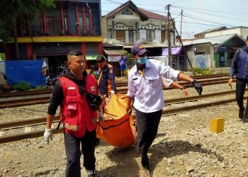 tertabrak kereta feeder