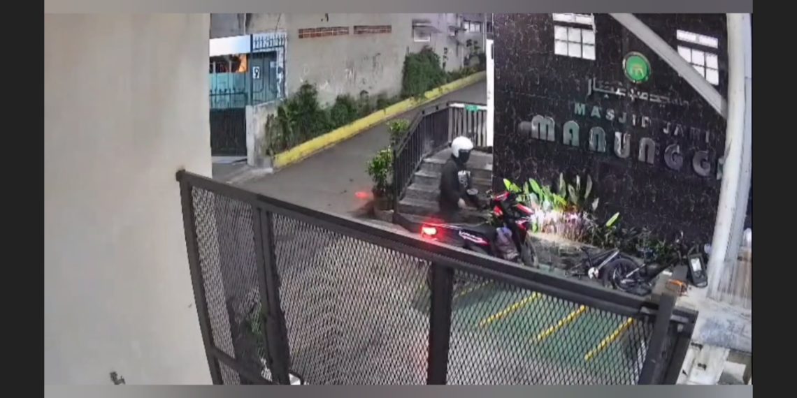 Pencurian Motor di Halaman Masjid Terekam CCTV