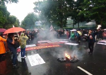 Ratusan Mahasiswa Gelar Aksi “Indonesia Gelap”