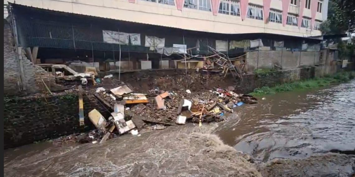 kios pasar ancol ambruk