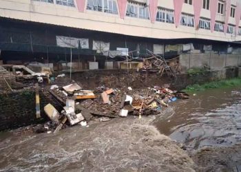 kios pasar ancol ambruk