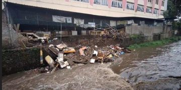 kios pasar ancol ambruk