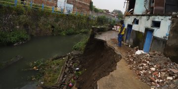 Longsor di Bantaran Sungai Cikapundung Kolot