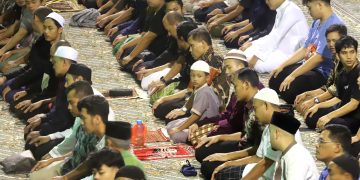 Warga Bandung Laksanakan Salat Tarawih Perdana