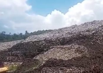 Gunungan Sampah di TPA Sarimukti Longsor