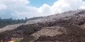 Gunungan Sampah di TPA Sarimukti Longsor