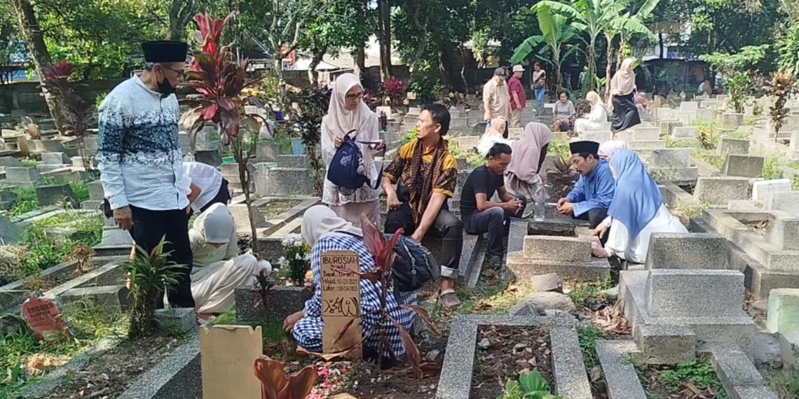 Warga Bandung Laksanakan Tradisi Ziarah Makam Usai Salat Idul Fitri
