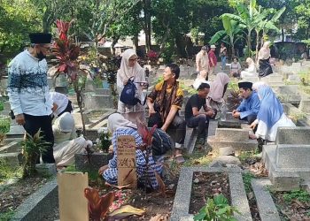 Warga Bandung Laksanakan Tradisi Ziarah Makam Usai Salat Idul Fitri