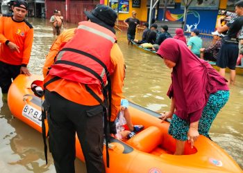 Lansia Pingsan Saat Dievakuasi dari Lokasi Banjir