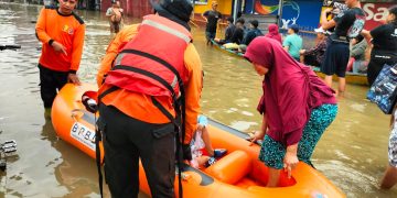 Lansia Pingsan Saat Dievakuasi dari Lokasi Banjir
